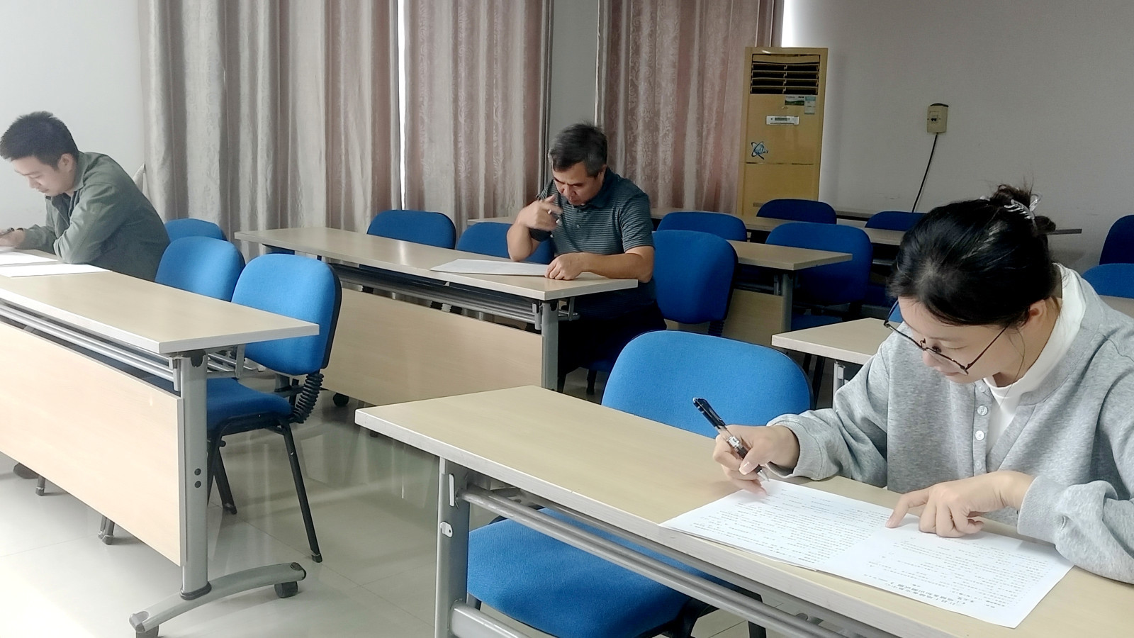 工作人員進行專業(yè)測試 (4).jpg