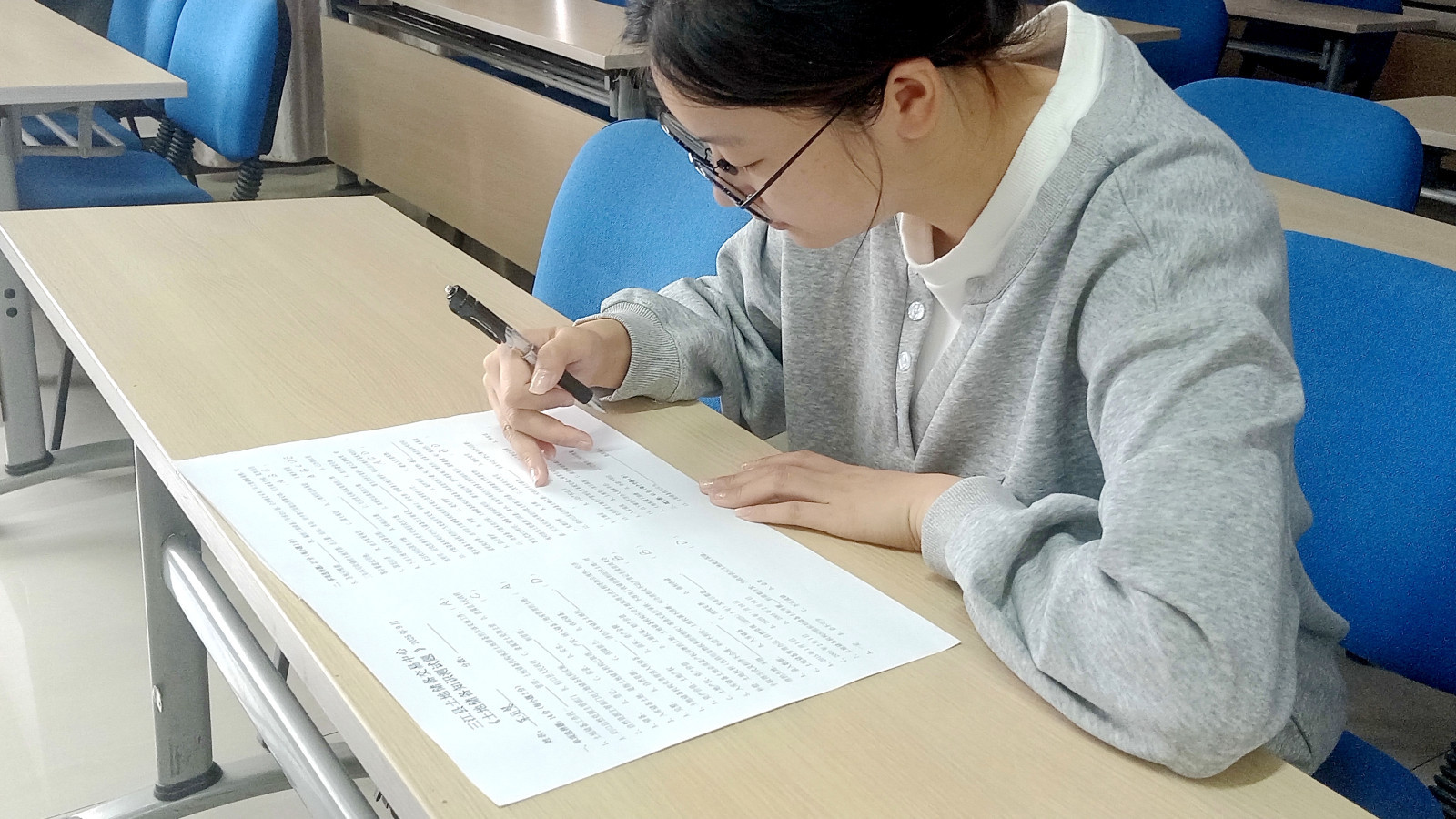 工作人員進行專業(yè)測試 (2) (2).jpg